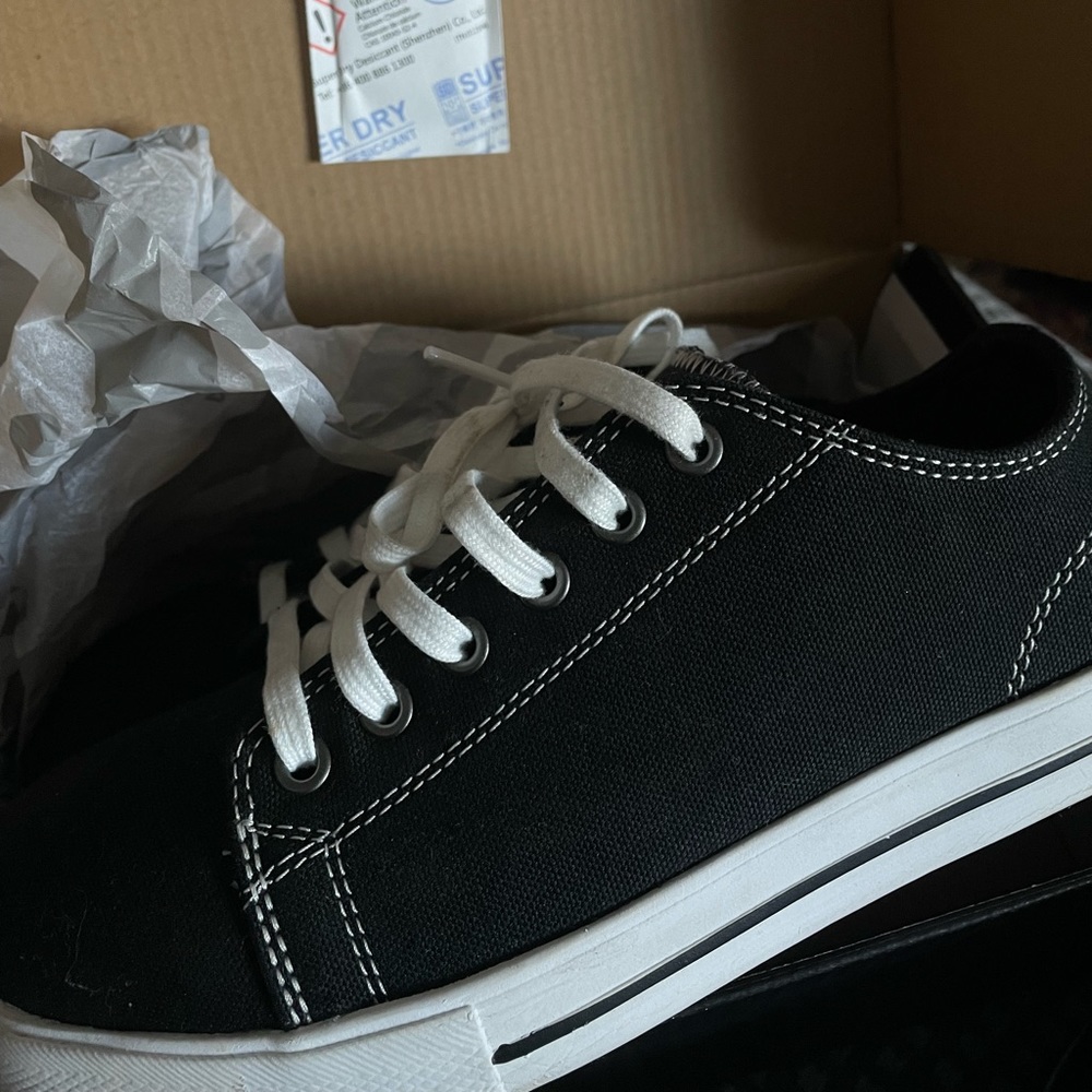 DAKOTA Women’s Steel Toed Shoes.
Size 7.5 (US) / Size 38 (Europe) 
CSA Approved.